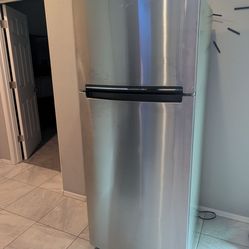 Whirlpool 28in wide 18 Cu ft Refrigerator (2023 model)