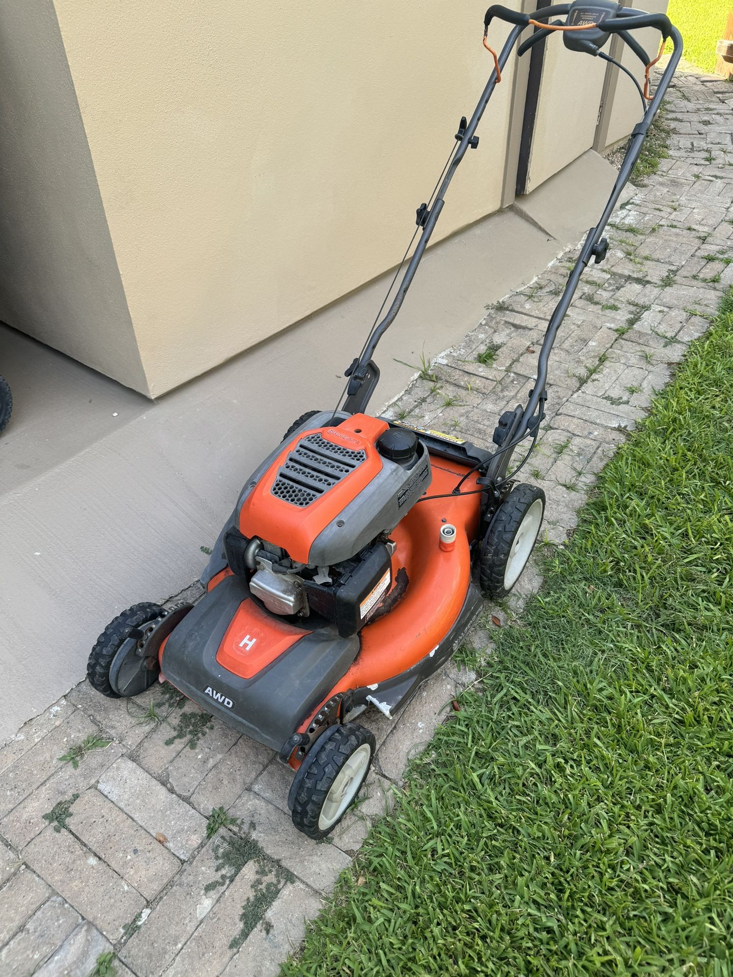 Husqvarna Push Mower( Engine Is Locked Up) for Sale in San Antonio, TX
