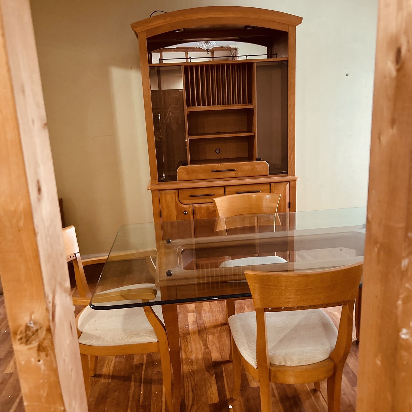 Broyhill Dining Table Hutch And Four chairs