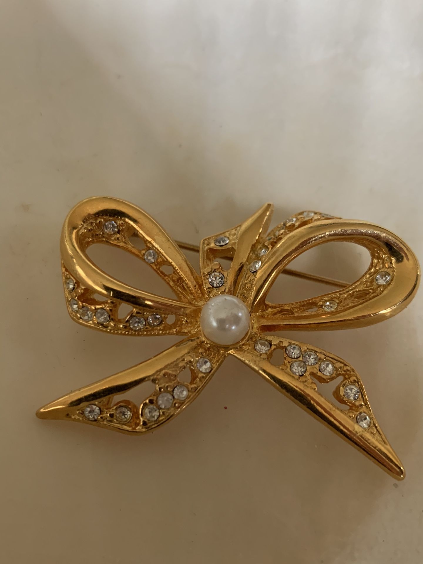 Beautiful Napier gold tone brooch