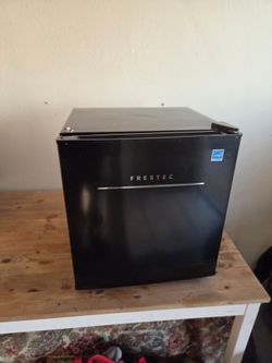 Frestec Mini Fridge w/ Freezer