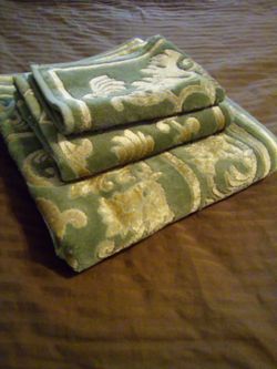 3 Piece Green and Gold Bath towels