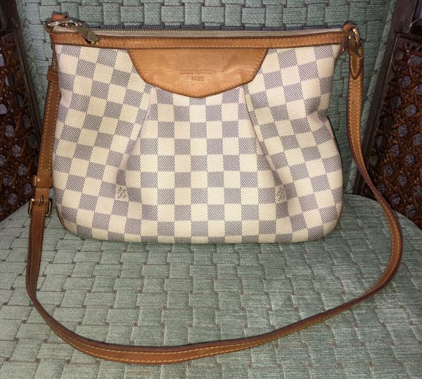 Louis Vuitton Siracusa PM Crossbody bag for Sale in Boerne, TX - OfferUp