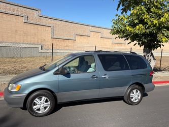 2003 Toyota Sienna mini van