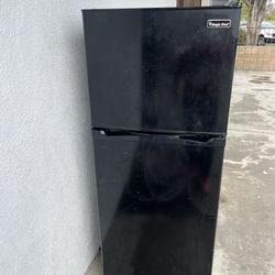 Magic Chef Mid Size Refrigerator/ Freezer 