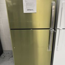 GARAGE READY 22 Cu.ft Top Freezer Refrigerator 