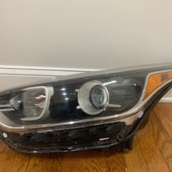 2019-2020 KIA Forte Headlight Assembly “USED” 92101-M7XXX   92101M7XXX 
Comment: The mount is broken
