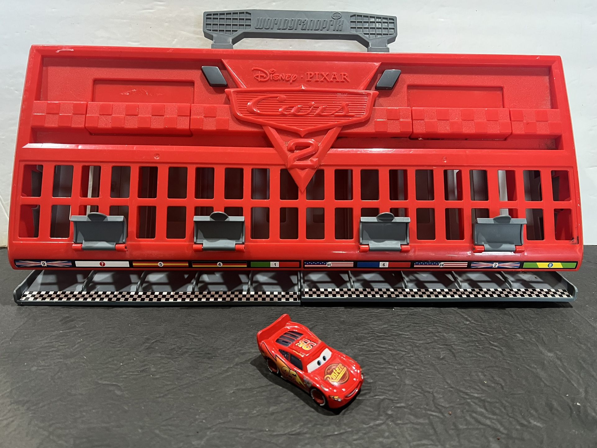 DISNEY PIXAR CARS 2 WORLD GRAND PRIX RACE LAUNCHER - LAUNCHES UP TO 10 CARS ! INCLUDES LIGHTNING MCQUEEN DIECAST CAR