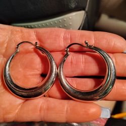 Chunky 925 Sterling Silver Hoop Earrings – Heavy
Solid, thick sterling silver hoops.
Stamped 925.
Hinged click closure works perfectly.
