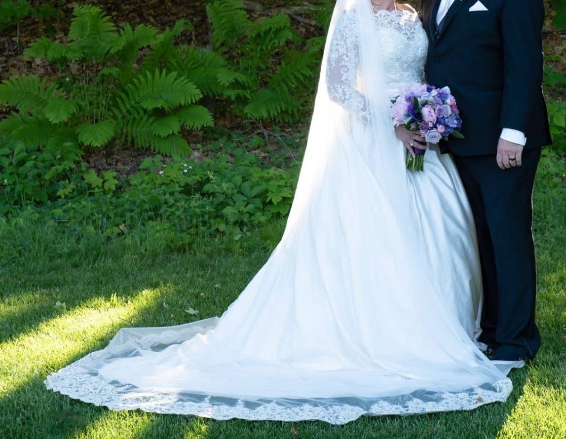 La Sposa Ivory Ballgown Wedding Dress (Bridal Size 14) + Custom Veil & Overlay