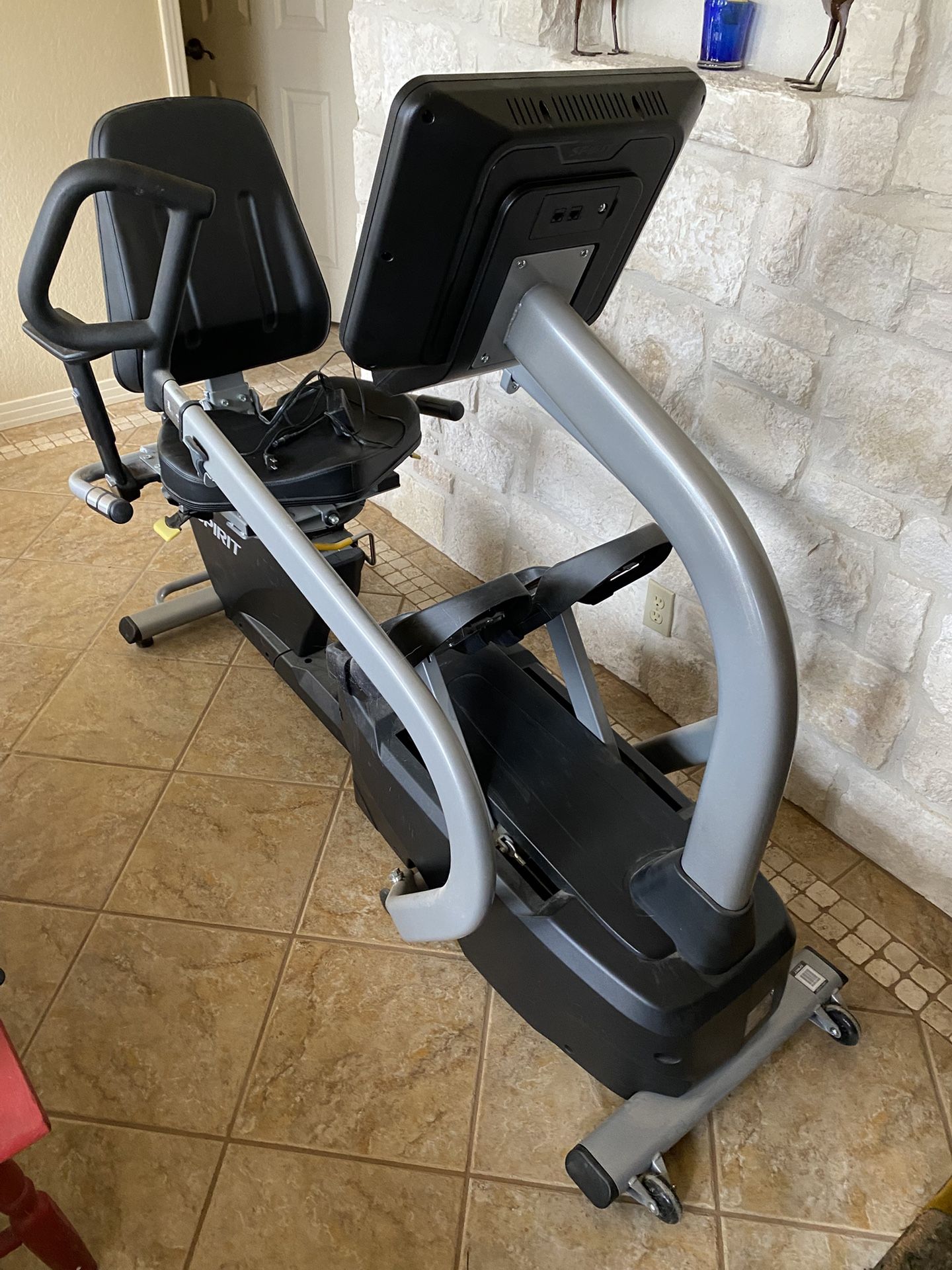  Spirit Fitness CRS800S Step Thru Recumbent Stepper