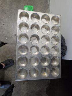 Chicago Metallic cupcake pan (24)
