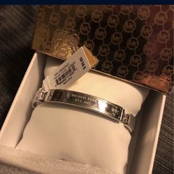 Michael Kors Flip Top Bracelet (Top Of The Line)