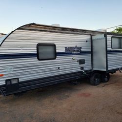 2020 Patriot 25ft trailer sleeps 6 with slide  5,000lb