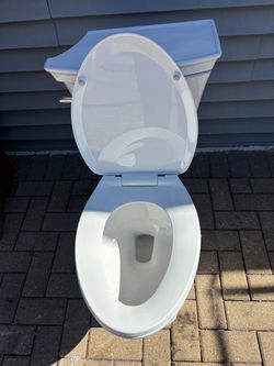 $50 American Standard Toilet - AS IS (BROKEN TANK LID)