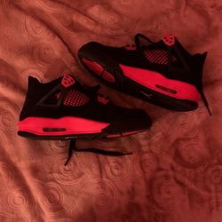 Size 7 Jorden 4s Red Thunders