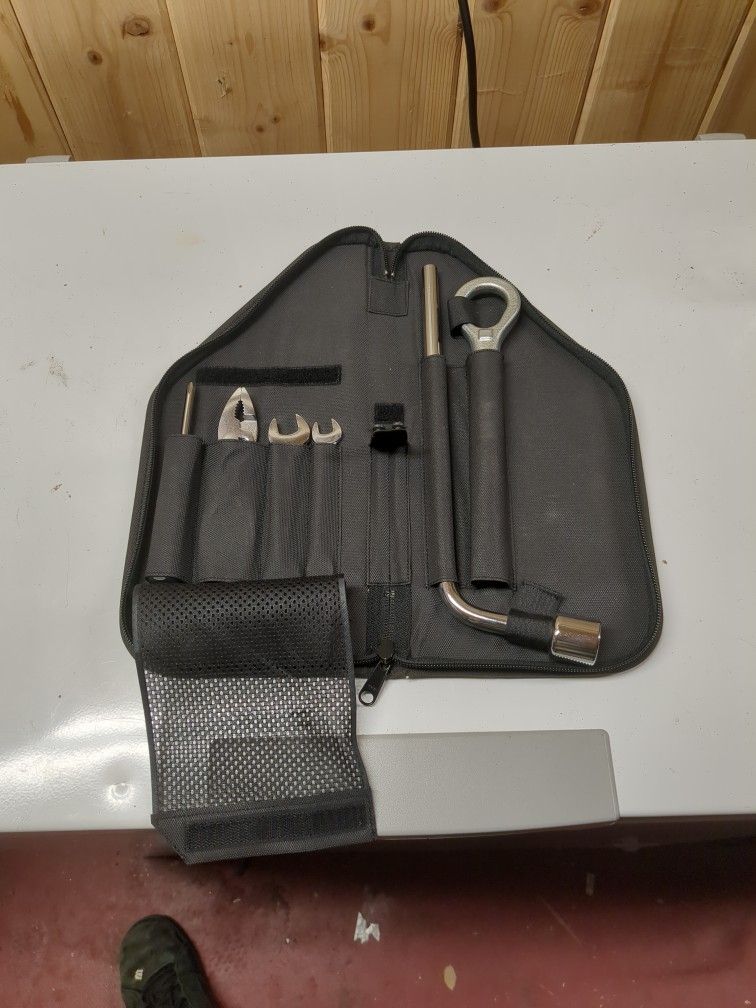 Brand New Never Been Used Side Of The Road Car Kit To Change Wheel