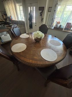 Beautiful oak Dining table and chairs