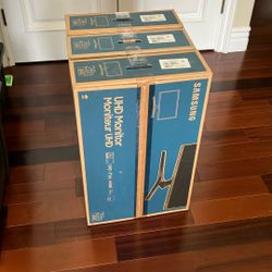 3-pack of Samsung UR55 Monitors 4K 28 inch.