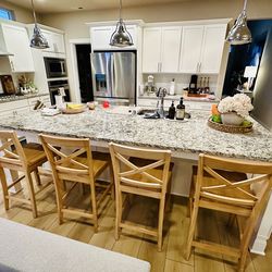 Like new! Counter Height barstools (4 pieces)