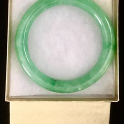 Beautiful apple green jade bracelet.... new