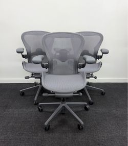 LIKE NEW HERMAN MILLER REMASTERED AERON CHAIR SIZE B, CARBON FINISH FULLY ADJUSTABLE ARMS & ADJUSTABLE LUMBAR