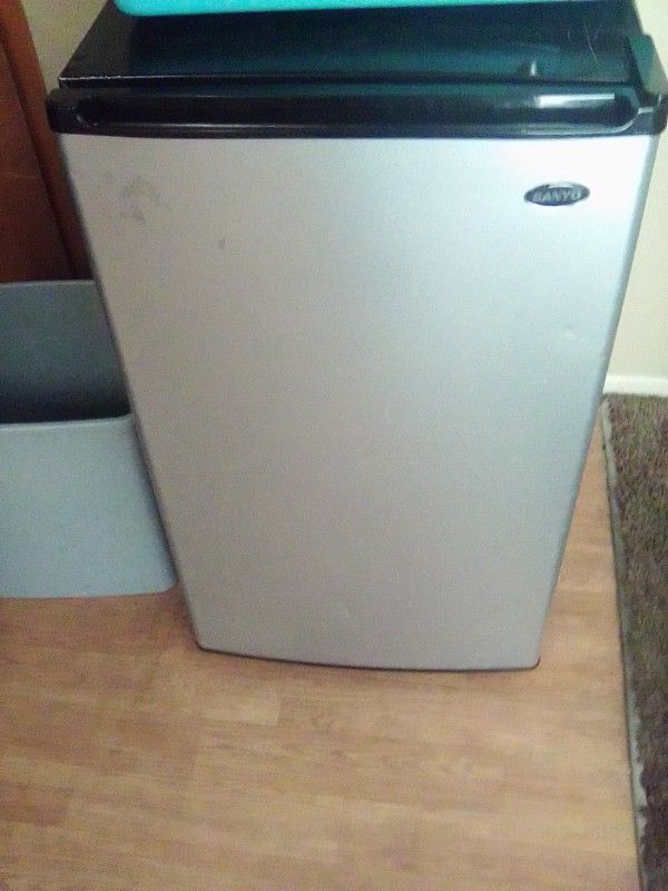 Mini Fridge 