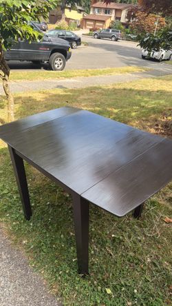 Expandable dinner table