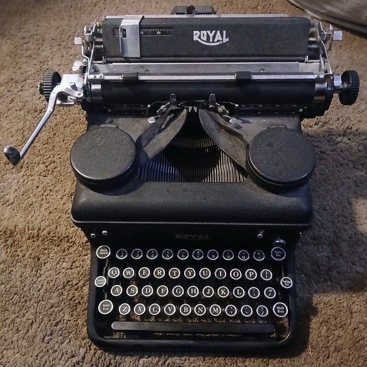 Vintage Typewriter 1914 Royal
