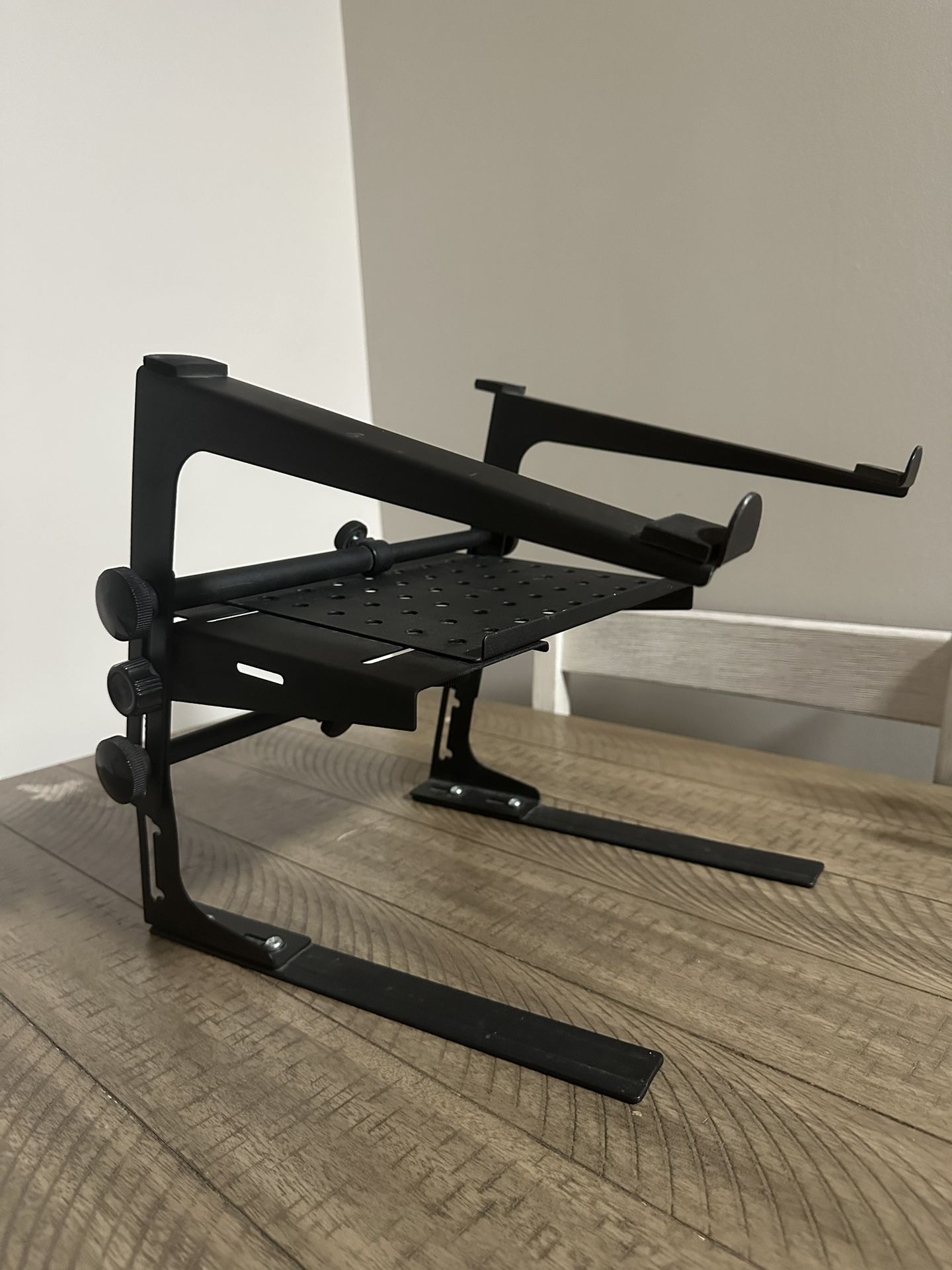 Dj Stand