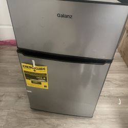 Mini Fridge (Freezer Attached)