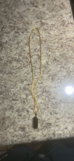 Gold chain black pendant