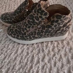Very Cute Wedge Sneaker Size 9 Like NEW