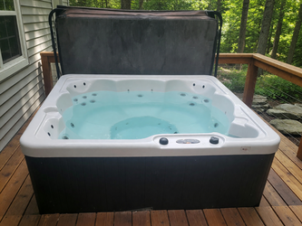 2020 Catalina Spa Hot Tub – Like New, 5 Person 29 Jets - Muskegon, MI