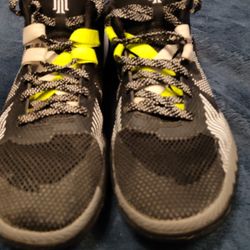 NIKE Kyrie Irving Size 7 .5 Youth 