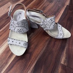 ies Rosarito Chunky Heels With Laser Cut Rhinestone 8.5B New Without Box