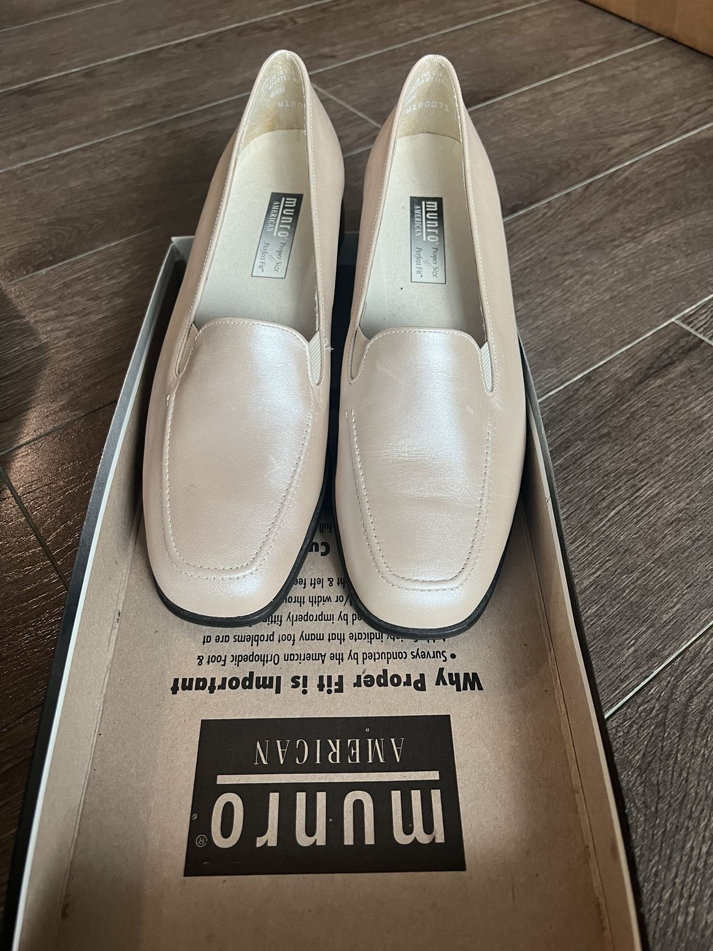 Munro Charlotte Leather Pumps, Oyster Pearlized Color, New, Size 6 1/2, Medium