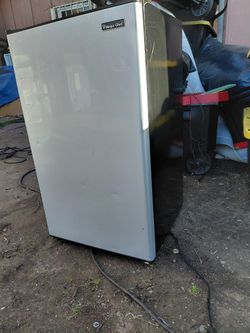 Magic Chef Mini Refrigerator 