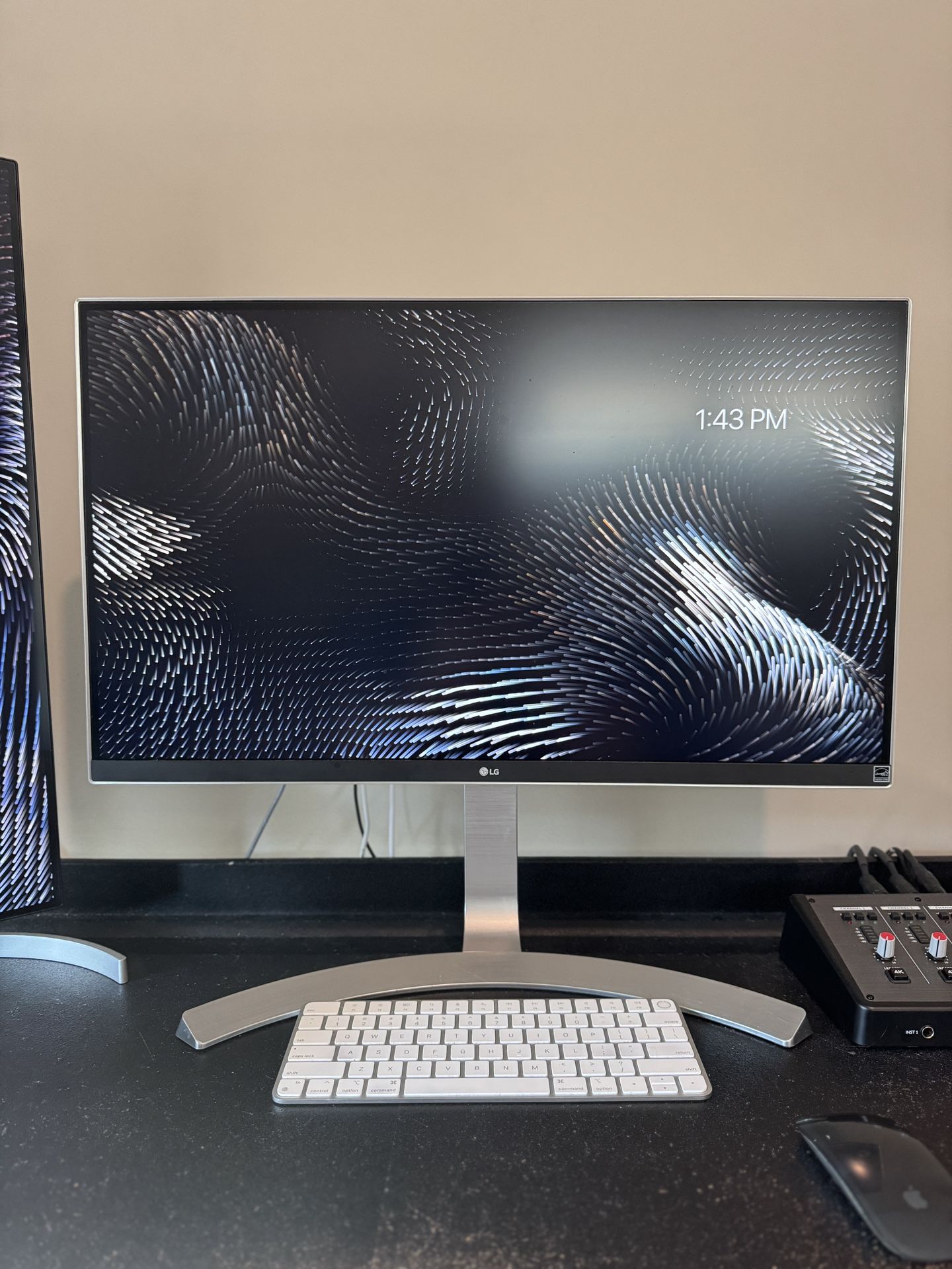 LG 27” 4K UHD IPS Monitor - Excellent Condition