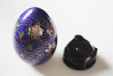 VINTAGE ENAMELED CLOISONNE BRASS EGG BUTTERFLY FLORAL DECOR WITH STAND