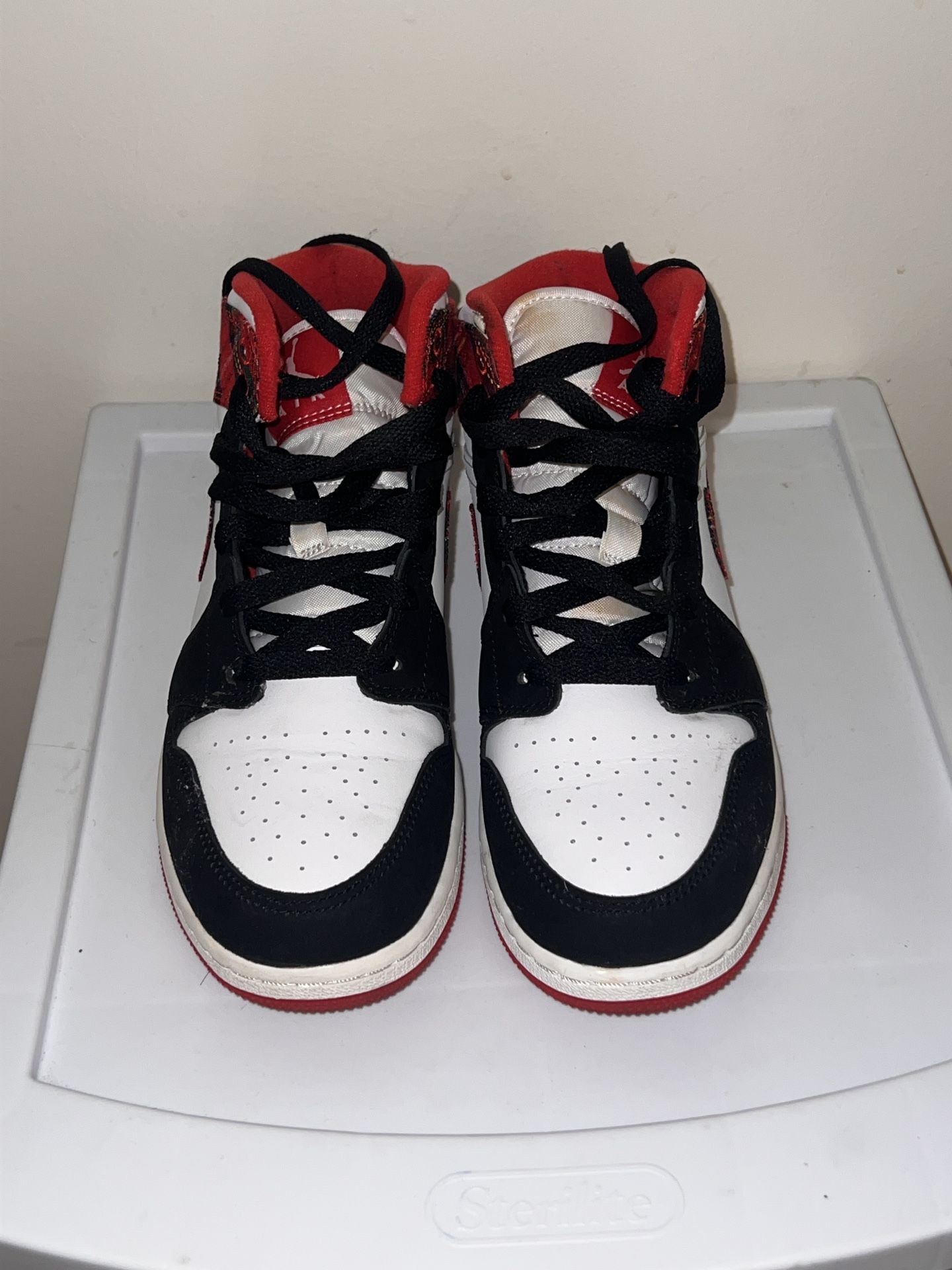 “Bad Santa” Jordan 1’s