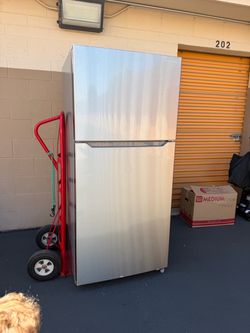 Insignia Stainless Steel Top-Freezer Refrigerator