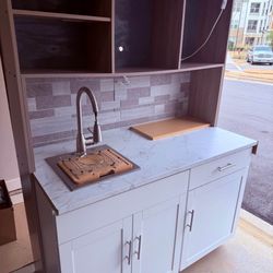 Kitchen cabinet good condition 