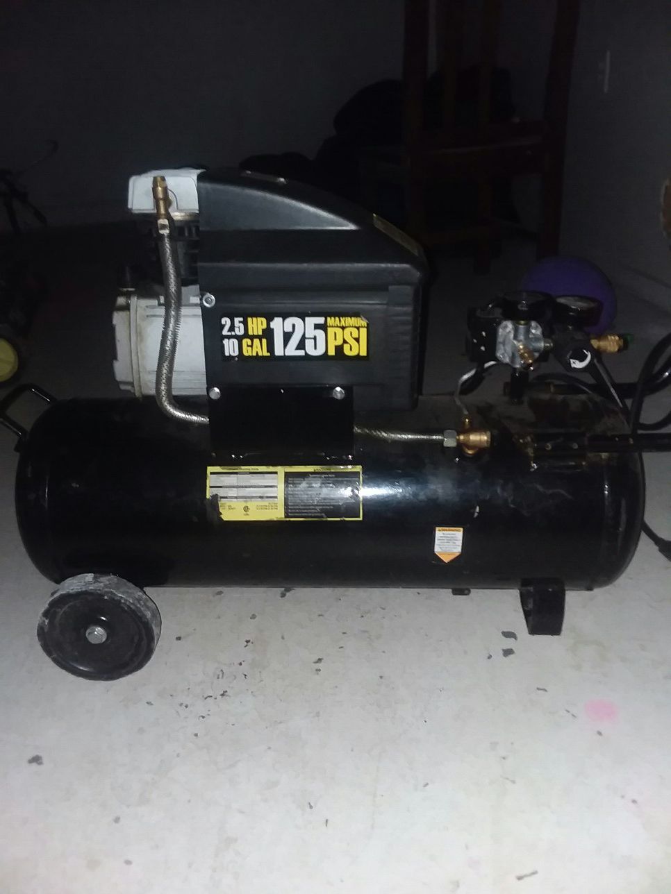 Light compressor 10 gallons in good condition