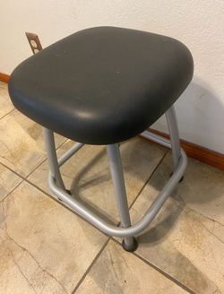 UTILITY STOOL NEW. $20.00 Cushion