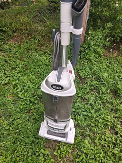 NICE SHARK NAVIGATOR BAGLESS VACUUM