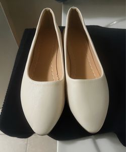 New Beige/Cream colored flats with a pointed toe design. These shoes are made of a textured faux-leather material and have a tan interior with visible