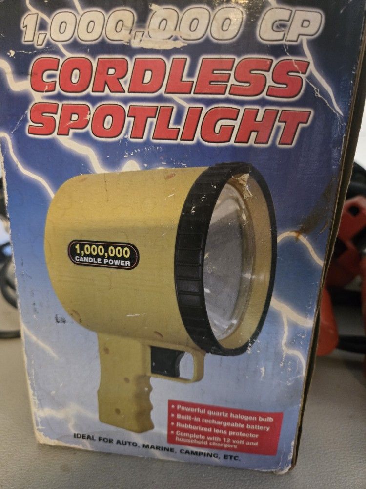 Cordless spotlight