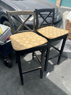 2 bar stools