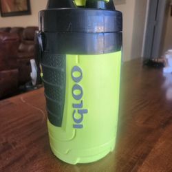 Igloo Proformance Beverage Cooler 1 Quart / .95 Liters Insulated Black Green